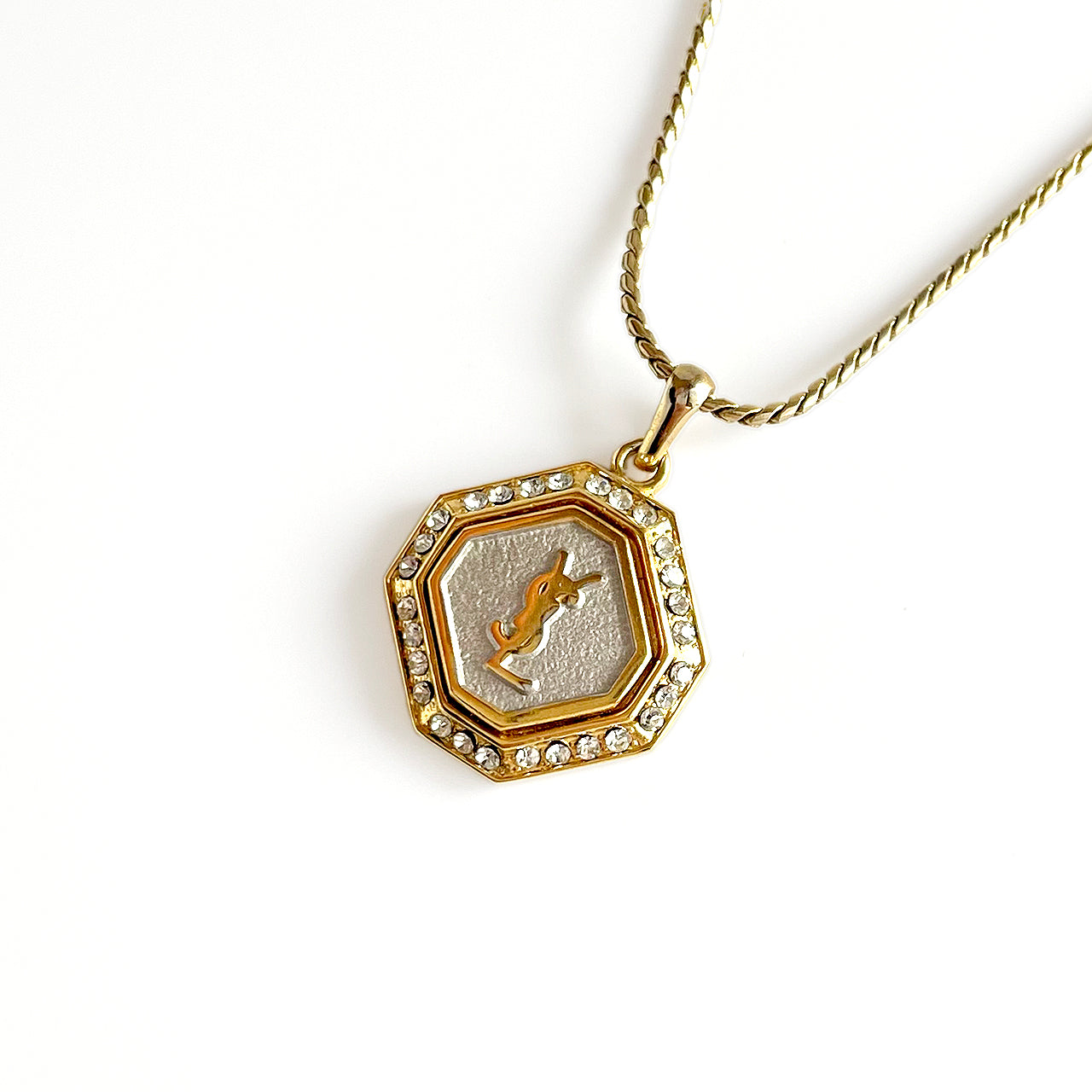 YVES SAINT LAURENT ラインストーンロゴプレートネックレス